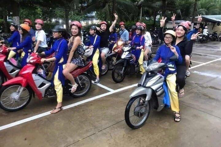 DaNang Night Foodie Tour-Sighseeing med Aodai Lady Rider Privat