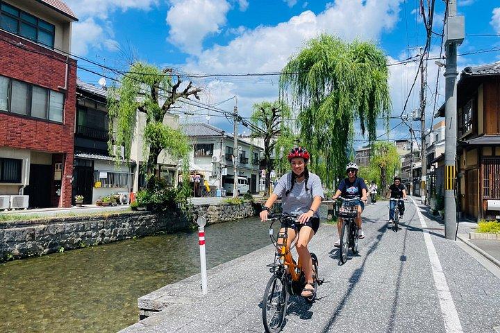 ペダルアドベンチャー 電動自転車ツアーで京都の象徴的なランドマークを巡る