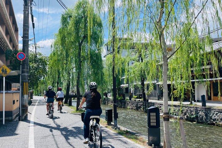 ペダルアドベンチャー 電動自転車ツアーで京都の象徴的なランドマークを巡る