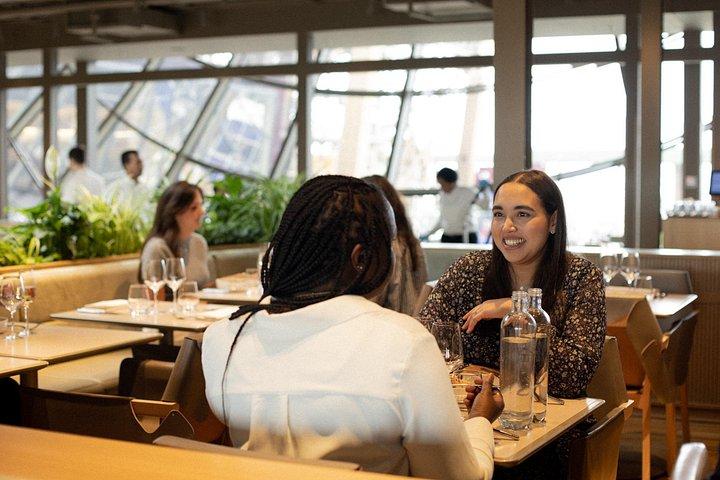 エッフェル塔マダムブラッスリーレストランでパリ一番早いランチ