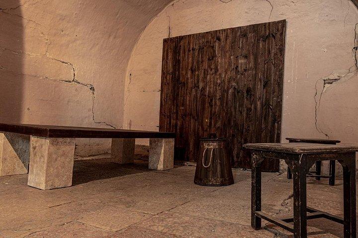 Palacio de los Señores de las Cárceles Nocturnas: Células y Herramientas de Tortura Visitar