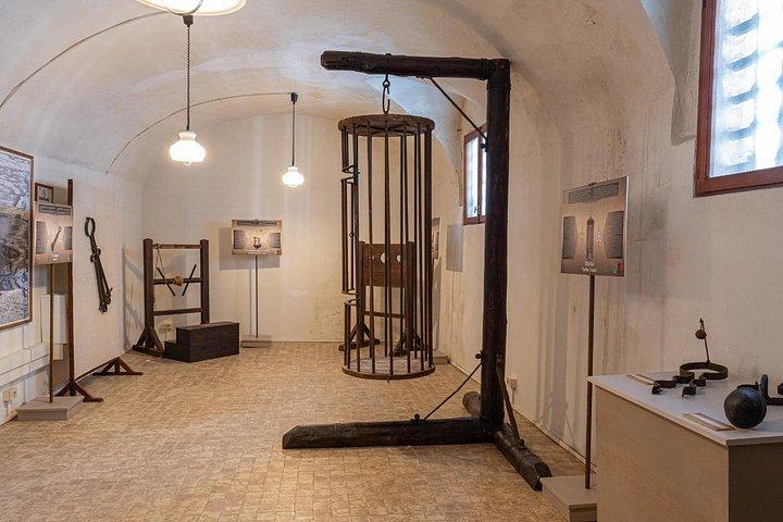 Palacio de los Señores de las Cárceles Nocturnas: Células y Herramientas de Tortura Visitar