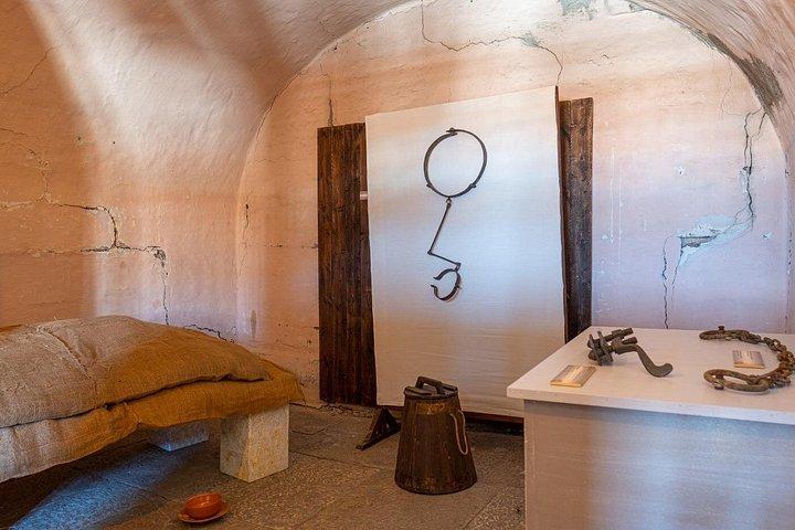 Palacio de los Señores de las Cárceles Nocturnas: Células y Herramientas de Tortura Visitar
