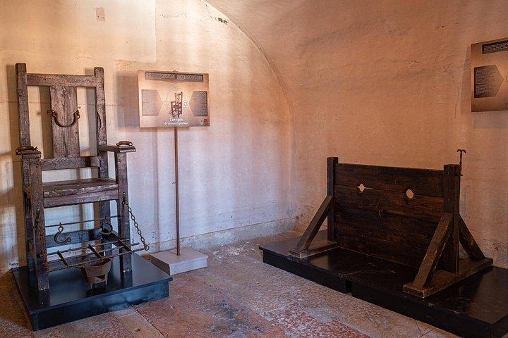 Palacio de los Señores de las Cárceles Nocturnas: Células y Herramientas de Tortura Visitar