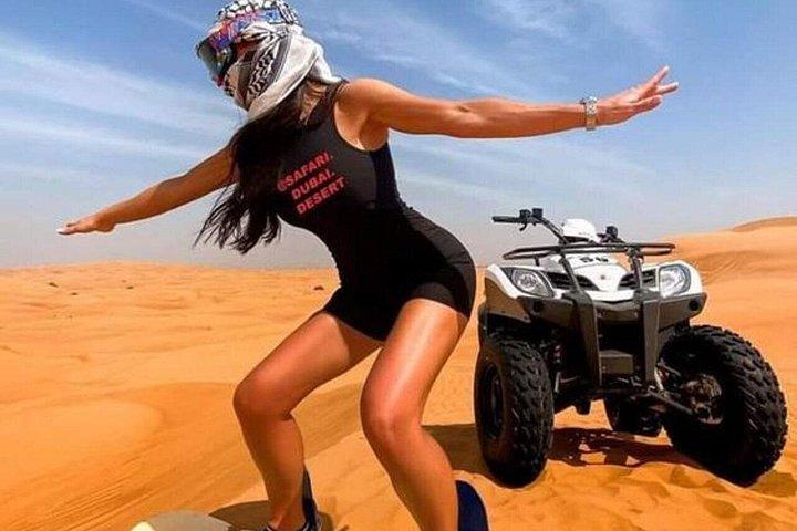 クワッドバイクキャメルライドフライングドレス写真撮影付きプライベートサファリ