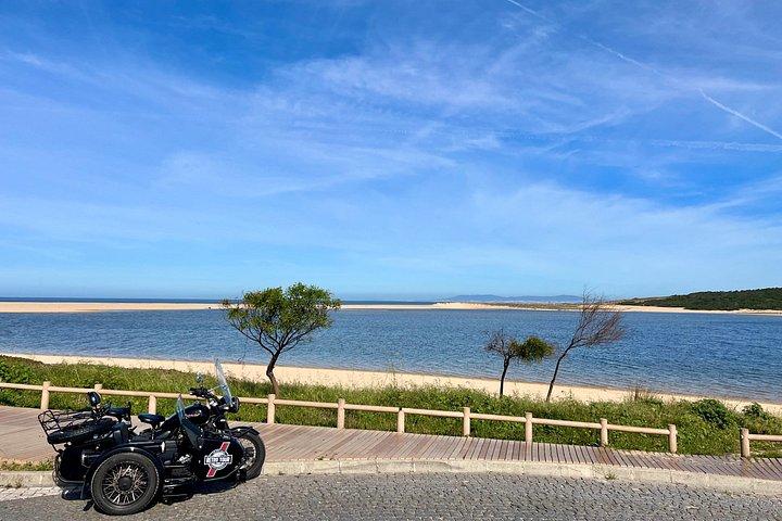 セシンブラへサイドカーで行く – 海岸の景色と逃避行