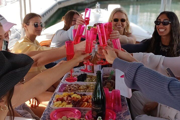 1.5hr Romántico-Sorpresa Cena-Vino y Queso o crucero en barco de sushi