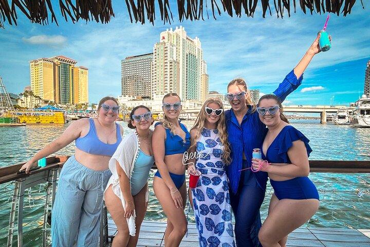 Go Tiki Tours Tampa "Barco Tiki flotante n.º 1" Baño a bordo