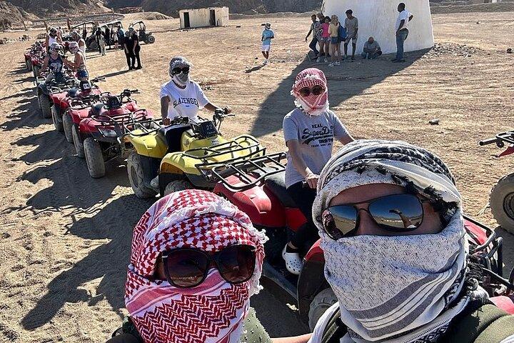 Desierto de Sharm: safari en vehículos todoterreno y experiencia de té en un pueblo beduino