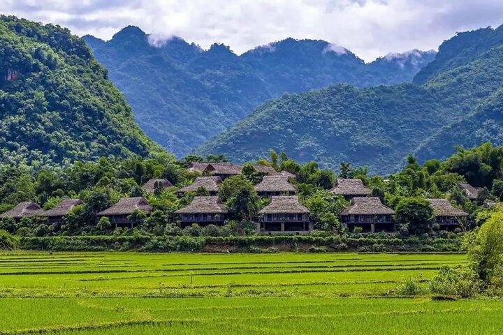 Mai Chau Day Trip: Explore Aldeias Serenas de bicicleta