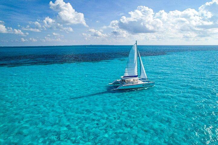 Isla Mujeres Catamaran, Bar aberto e buffet opcional