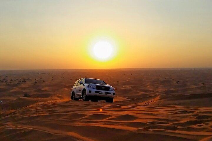Safári noturno luxuoso no deserto em Dubai em 4x4 com jantar de churrasco