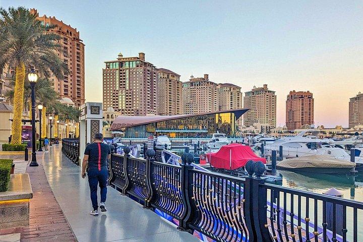 ドーハガイド付きナイトシティツアー スークワキフ、カタラ、パールカタール