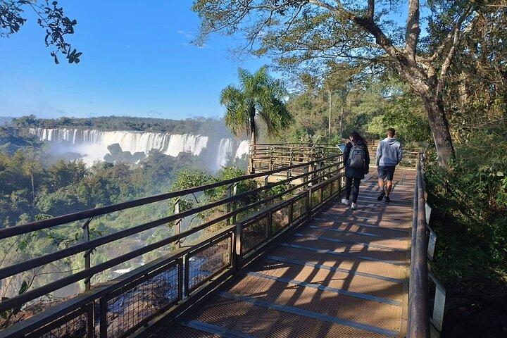 Jenseits von Iguassu Falls besuchen Sie Iguassu Falls mit der besten Gesellschaft
