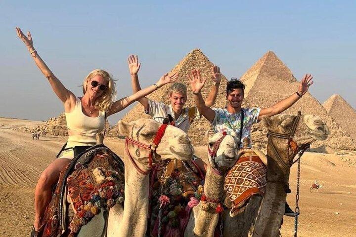 Piramidi e Museo del Cairo con pranzo in autobus da Hurghada
