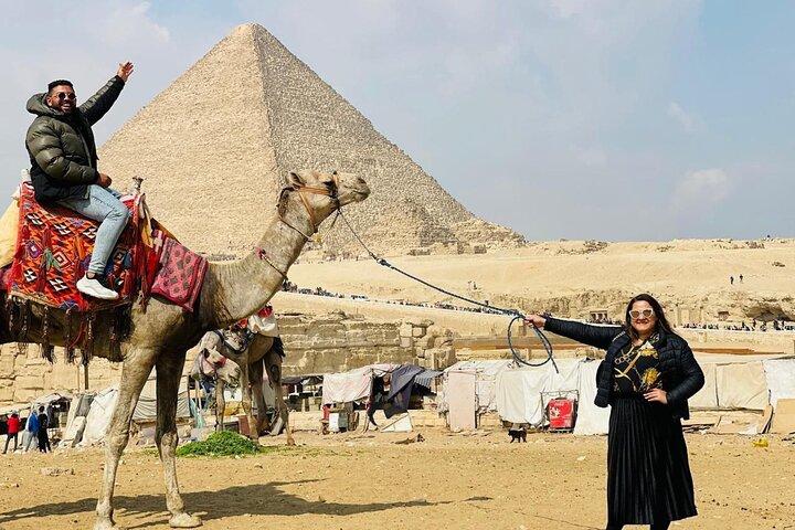 Piramidi e Museo del Cairo con pranzo in autobus da Hurghada