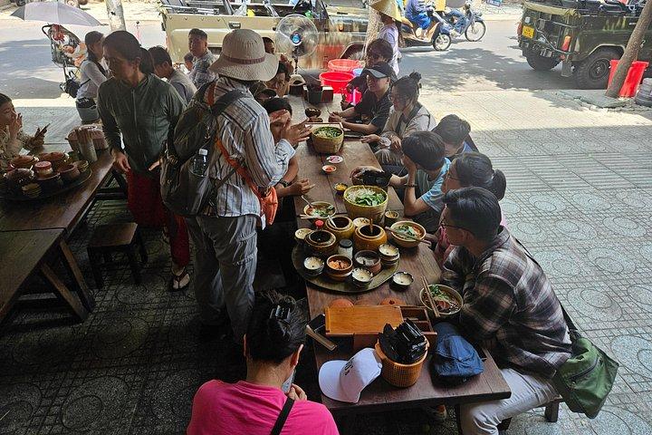 ベトナム軍ジープによるサイゴンジープツアー、食事、文化、楽しみを満喫