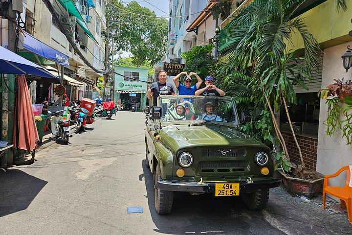 ベトナム軍ジープによるサイゴンジープツアー、食事、文化、楽しみを満喫