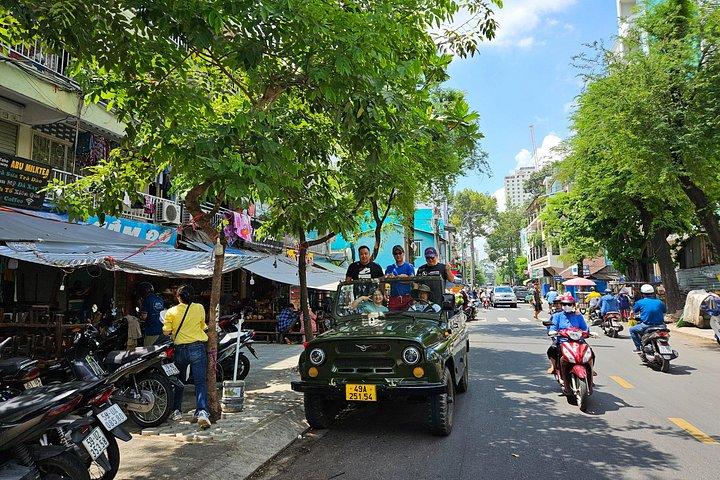 ベトナム軍ジープによるサイゴンジープツアー、食事、文化、楽しみを満喫