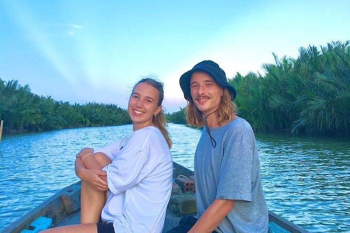 ボートクルーズで地元の人々と楽しむサンセットバーベキュー釣りツアー