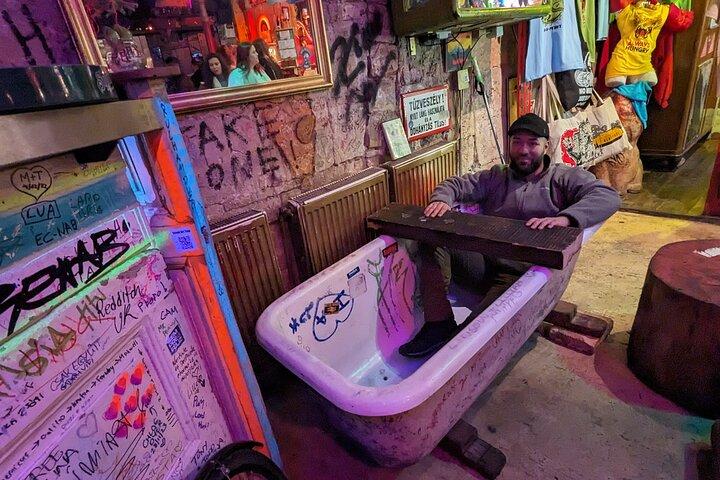ブダペスト・バイブ: 廃墟バー、ストリートアートとカルチャーツアー