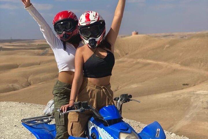 Pacchetto famiglia nel deserto di Agafay: giro in quad e cammello, cena con spettacolo
