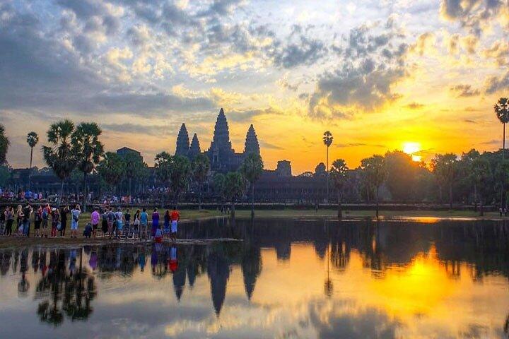 Angkor Wat Sunrise & Main Temples Highlight with Breakfast