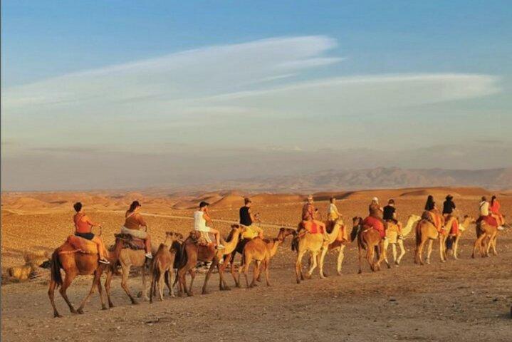 Giro in cammello al tramonto con cena spettacolo al deserto di agafay a Marrakech