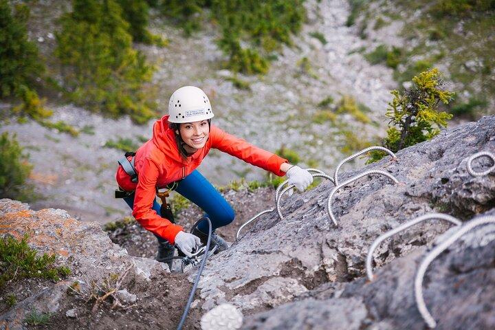 バンフの半日ガイド付きヴィア フェラータ登山ツアー