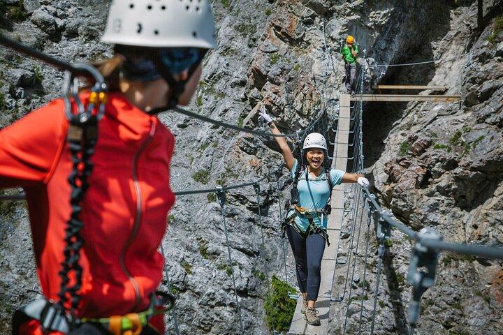 バンフの半日ガイド付きヴィア フェラータ登山ツアー