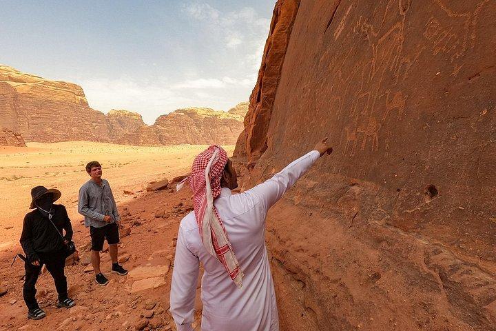 ワディ・ルム：プライベートジープツアー、洞窟キャンプ＆星空観察 – 3食付き