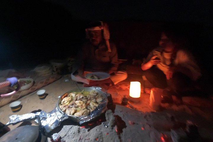 ワディ・ルム：プライベートジープツアー、洞窟キャンプ＆星空観察 – 3食付き