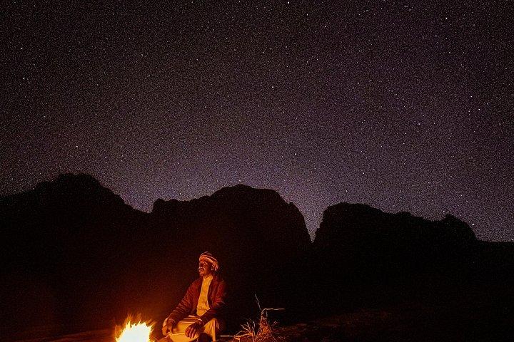 ワディ・ルム：プライベートジープツアー、洞窟キャンプ＆星空観察 – 3食付き