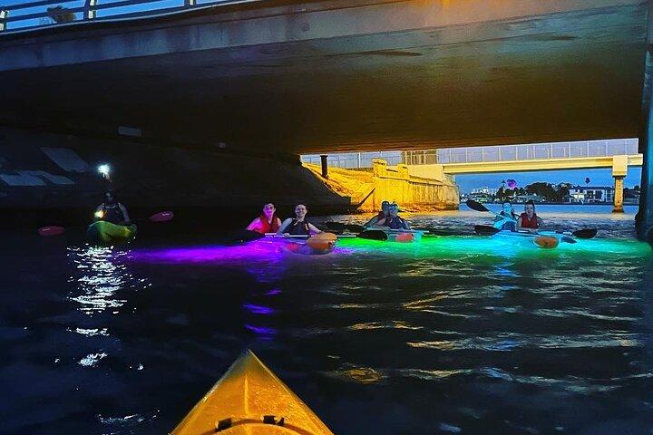 タンパ リバーウォークのクリア カヤック グロー ツアー