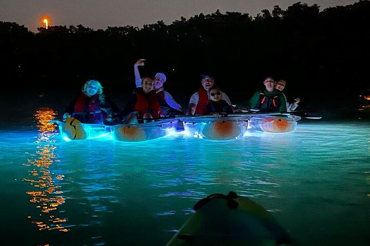 Recorrido en kayak con luces brillantes en Tampa Riverwalk