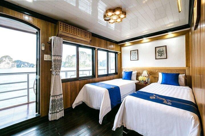 Hanoi nach Halong Bay: Royal Palace Cruise mit Cave & Island