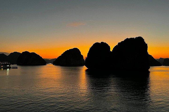 ハノイ：2日間のハロン湾王宮クルーズ、洞窟、ティトップ島