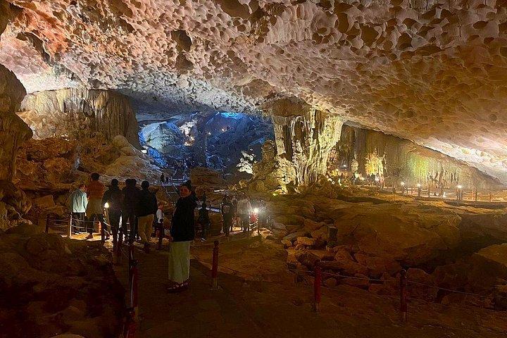 ハノイ：2日間のハロン湾王宮クルーズ、洞窟、ティトップ島