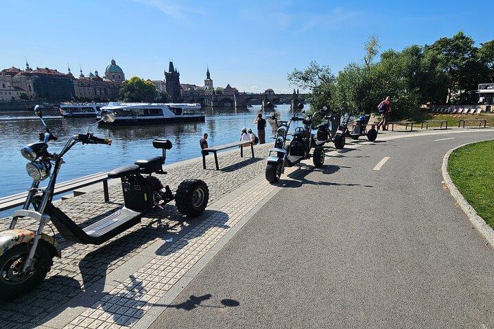 プラハパノラマビューは、トライクEバイクEScooterのライブガイドツアー