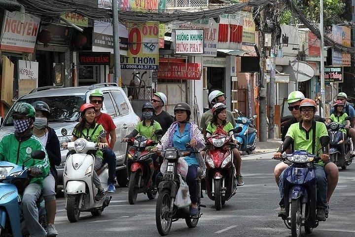 バイクで行くサイゴン市内観光 午前または午後