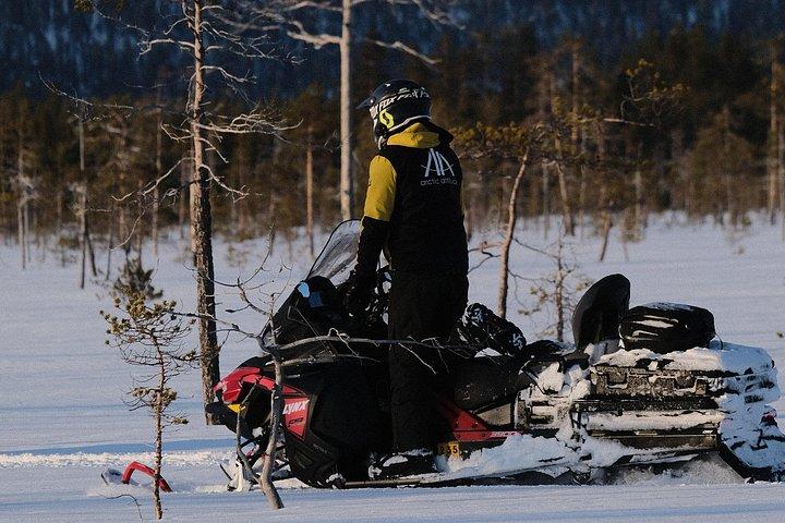 フィンランド・ラップランドでの3日間スノーモービル探検