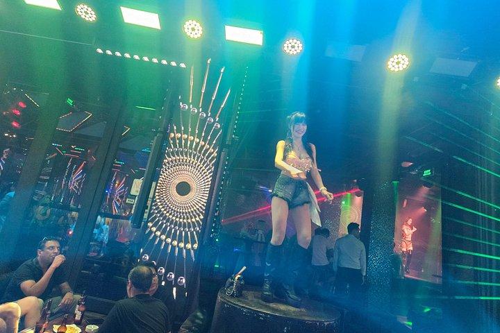 夜のジープツアーサイゴン：新鮮なシーフード、屋台料理、スカイバー