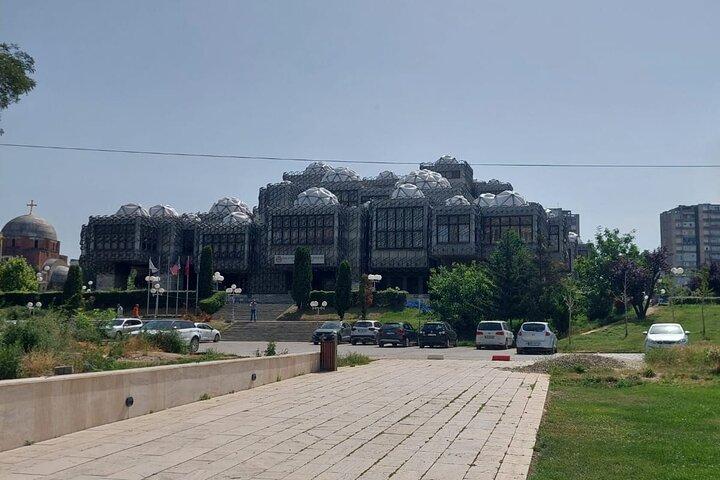 Fra Skopje: Kosovo på en dag – Prishtina, kloster og bjørne