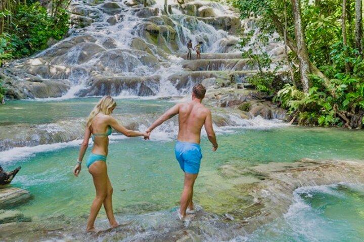 Cataratas del río Dunn, rafting en bambú y paseo en vehículos todo terreno desde Montego Bay