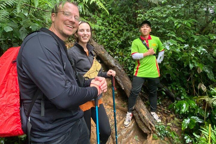 ダラット ランビアン山トレッキング: 美しい景色を楽しみながらのハイキング アドベンチャー