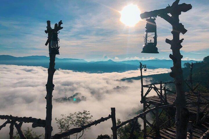 Lever du soleil et aventure dans les nuages tôt le matin DA Lat