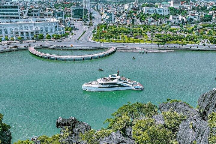 Halong Bay Saquila Yacht Entdecken Sie die Sung Sot Cave & Titop Island