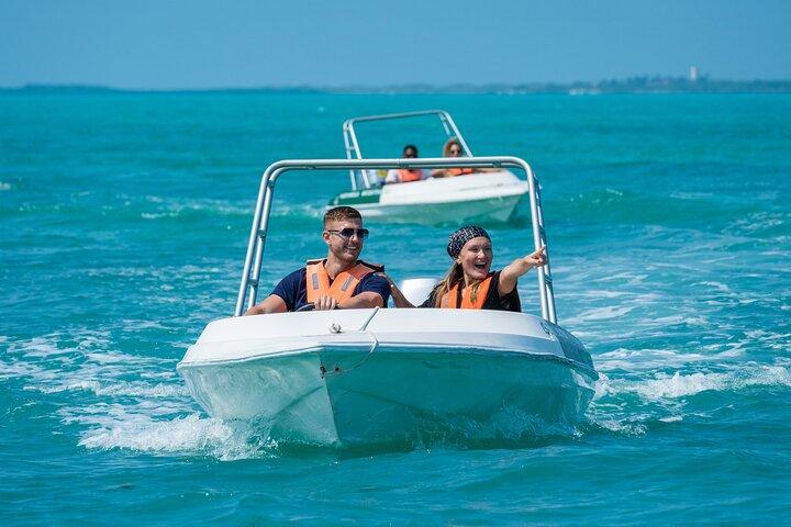 Cancún: Tour en lancha rápida a una playa virgen
