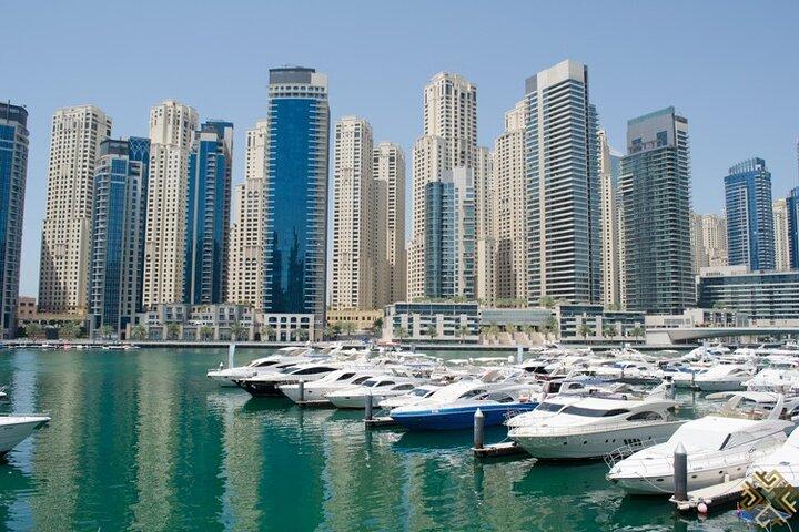 Recorrido en yate por Dubai Marina: disfrute del desayuno por la mañana con traslado privado