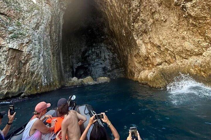ヴロラ島：ハシ アリ洞窟とカラブルン半島へのスピード ボート ツアー